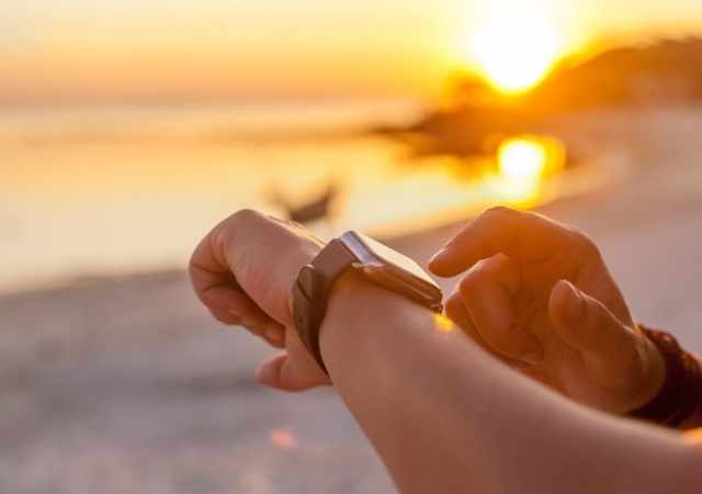 Güneş Enerjili Kol Saati Nasıl Çalışır?